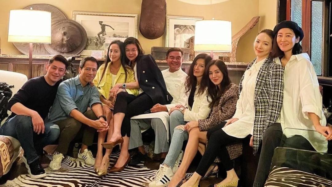 霍建华|霍建华与众多名媛聚会，身材发福红光满面，还被赵心柔挽着胳膊