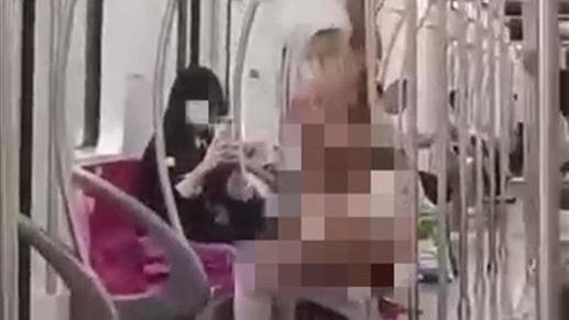 ?女子仅穿内衣在地铁车厢内摆拍，3人被拘！