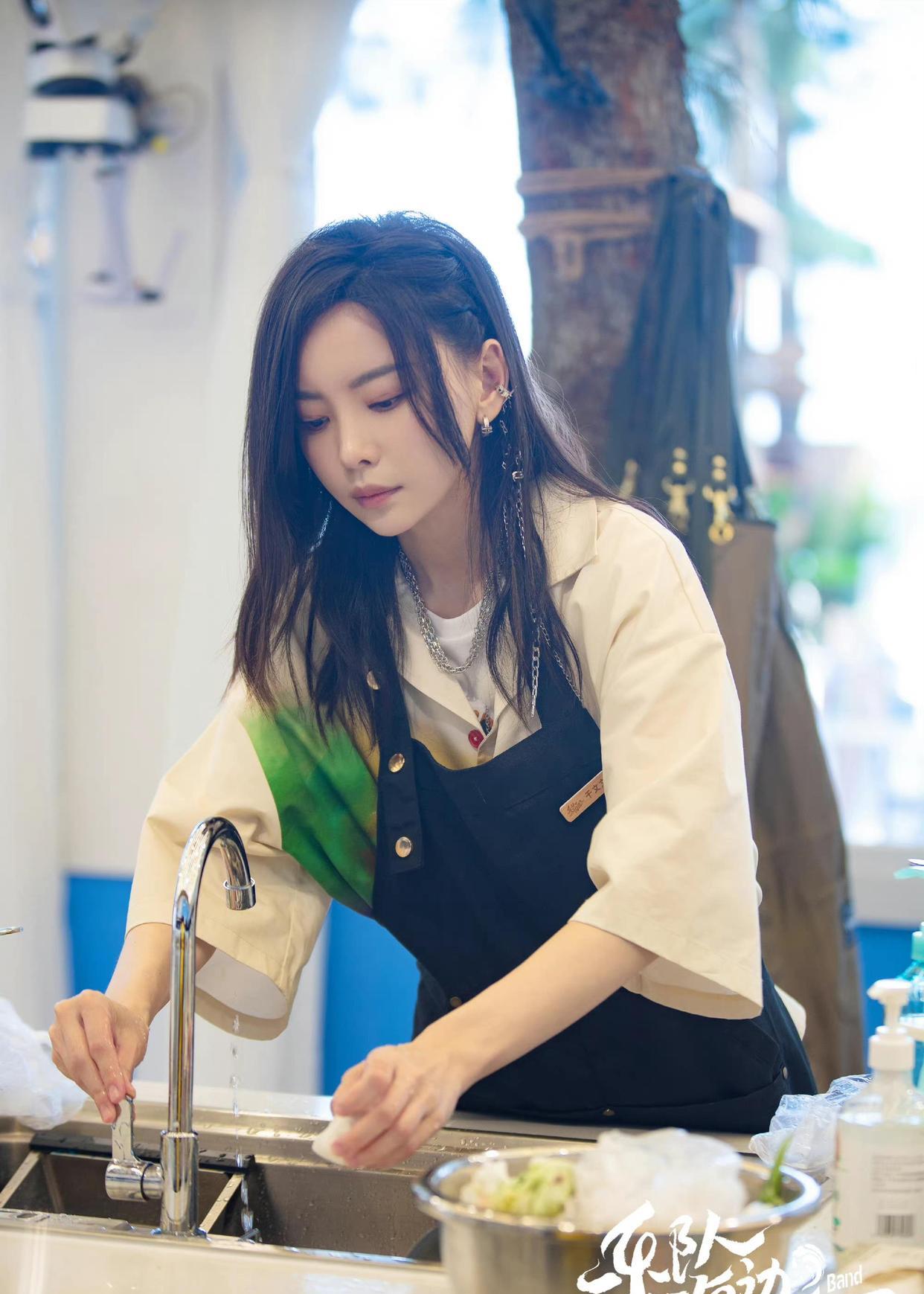 于文文|于文文节目中太真实，坐姿豪迈气场十足，姐姐们称其反差大