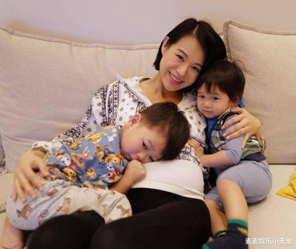 胡杏儿|43岁胡杏儿又怀孕了？与老公合影出镜，剪短发戴发箍像孕妇