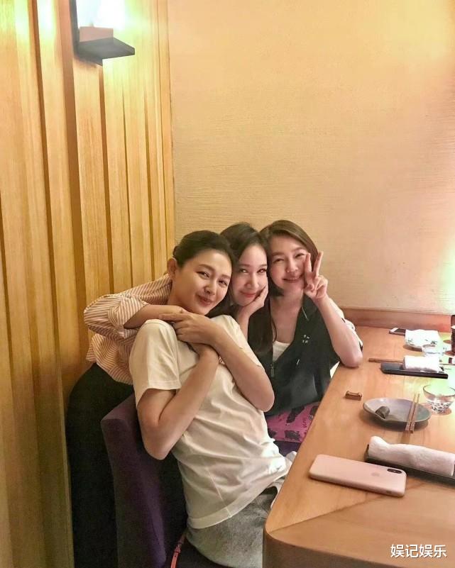 大S|大S再婚后露脸,跟好友庆新婚满脸幸福笑容,小S首晒新姐夫