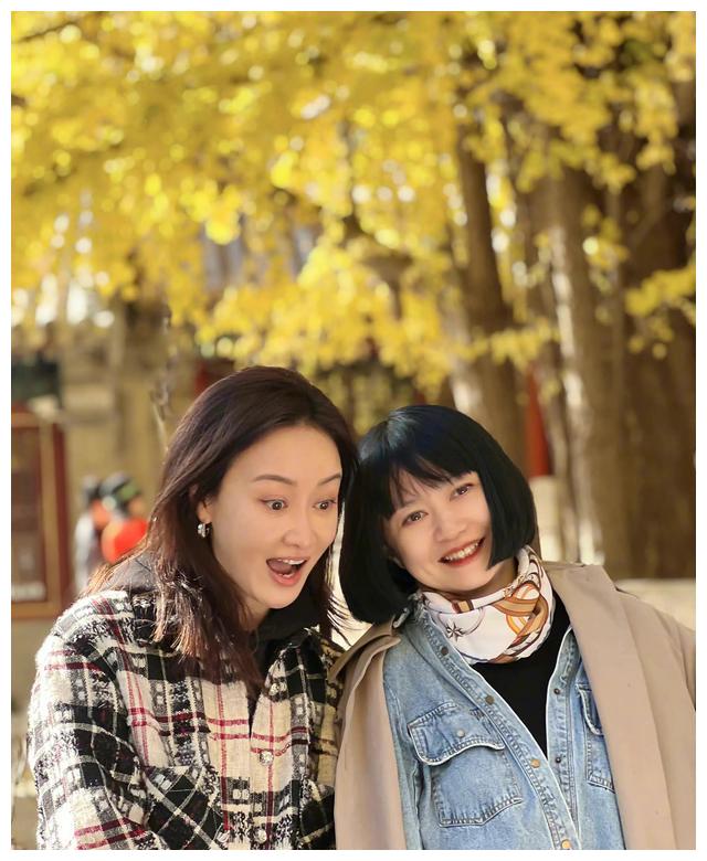 赵子琪|46岁赵子琪变身公园博主！与好友共进美食吃相丰富，被夸素颜好美