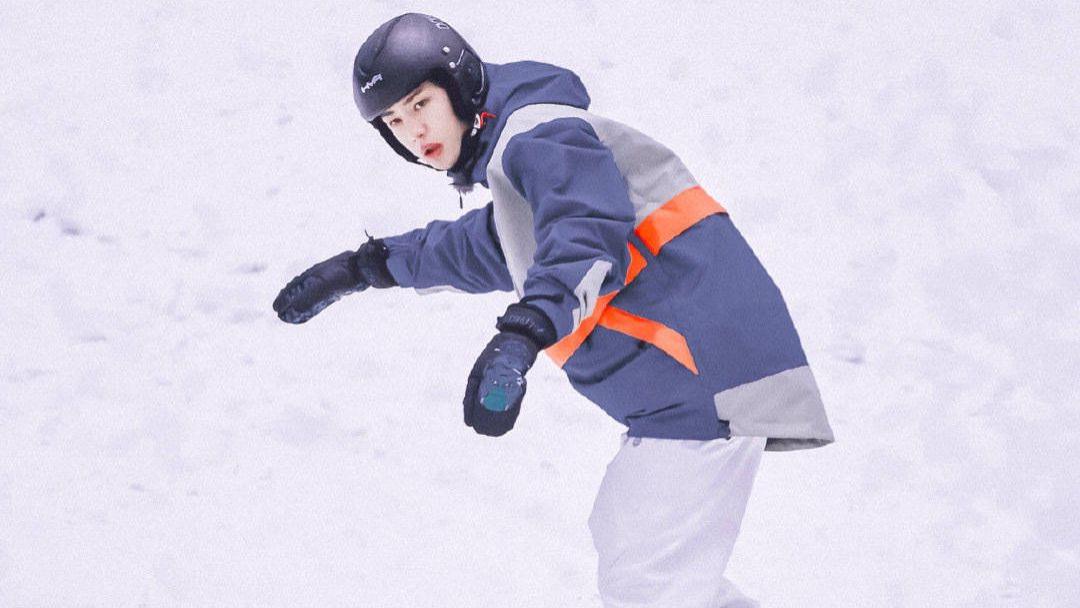 王一博|王一博“动漫摔”之后还有抿嘴系列，不允许“摩托姐姐”没看过