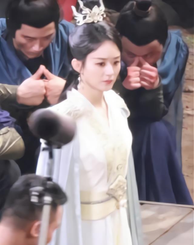 赵丽颖|《与凤行》赵丽颖片场拍戏显自信，剧版“碧苍王”比小说更立体