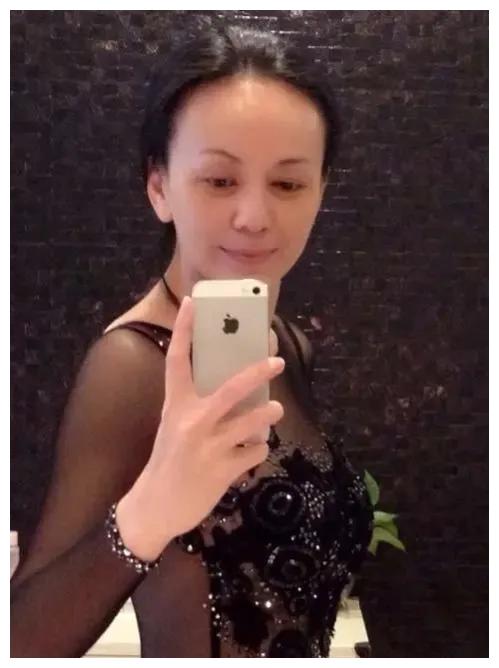 “中年美妇”王琳：两婚两离，35岁生下儿子，52岁还宛如少女
