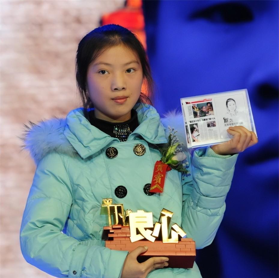 2011年,南昌12岁女孩火灾中勇救15条人命,57岁大叔跪谢救命恩人