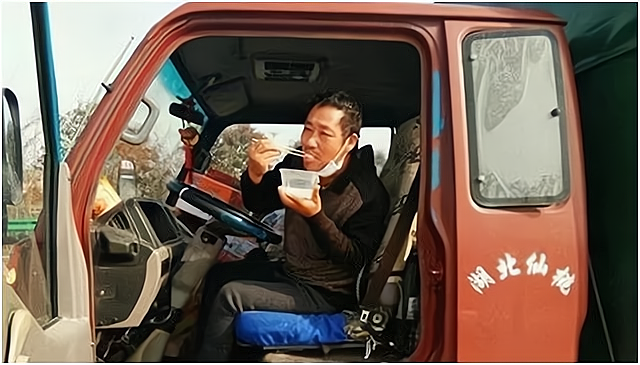 用工荒|究竟怎么回事？三大行业陷“用工荒”？月薪过万却“无人问津”