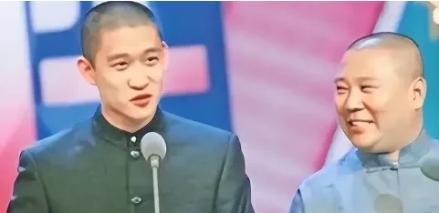 我是格鲁特|舞台上，曹云金突然掐住岳云鹏的脖子，两人扭打起来，曹云金气得大骂