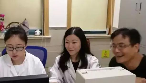 28岁女医学生欠了7万元,靠600元补助金生活,网友鼓励女生要坚持