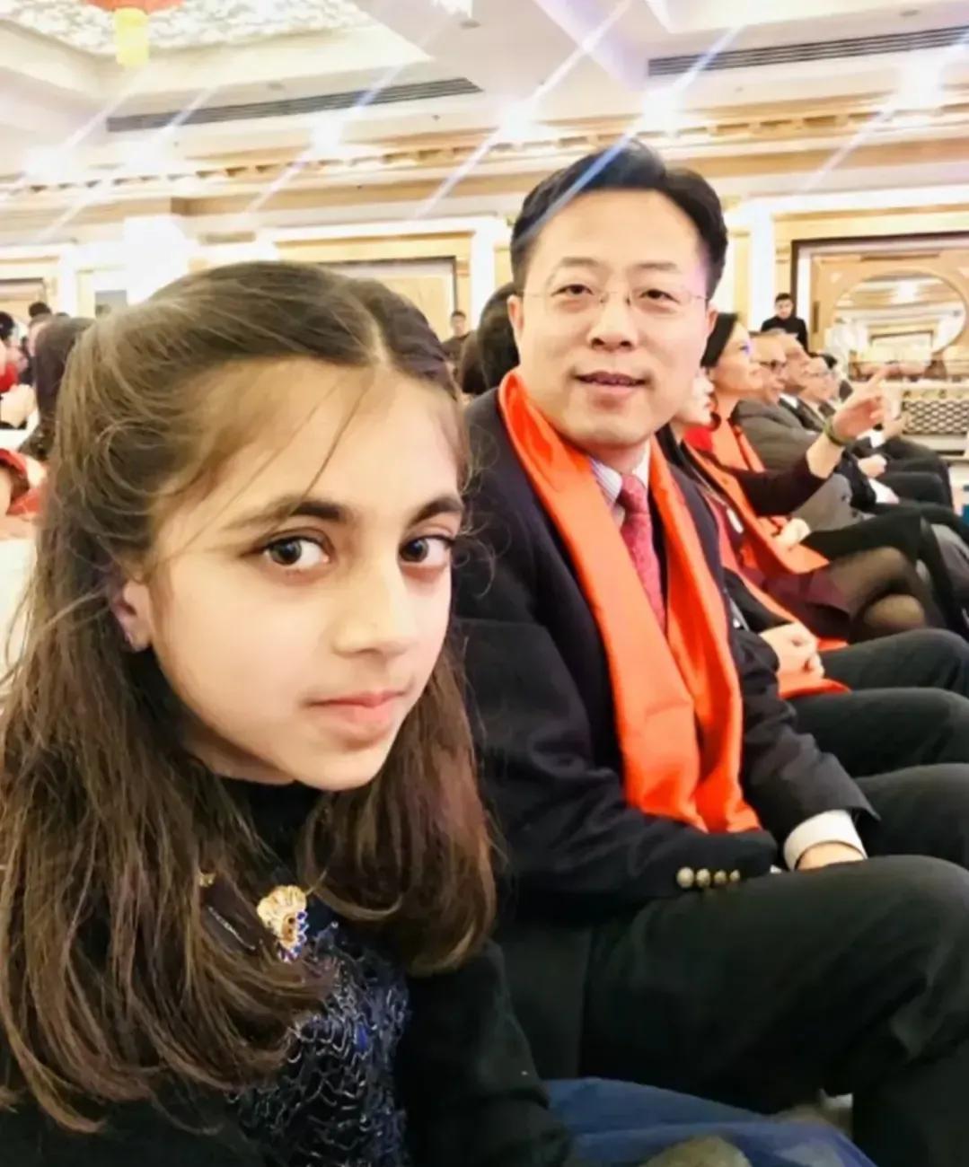 赵立坚|外交部发言人赵立坚晒出与妻子恩爱的夫妻照，家庭和睦，羡煞旁人