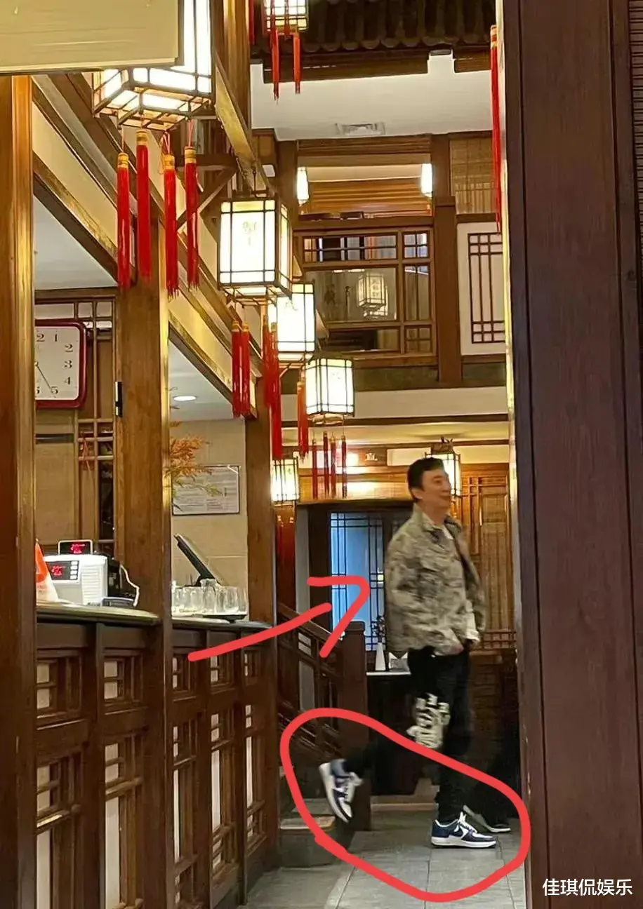 王思聪|王思聪穿2万外套、6万鞋子,陪白发辣妹吃螃蟹!