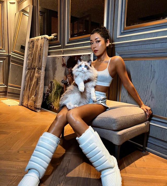 吉克隽逸|吉克携逸晒运动吊带4宫格，古铜色皮肤抢镜，身材依旧火辣，真酷