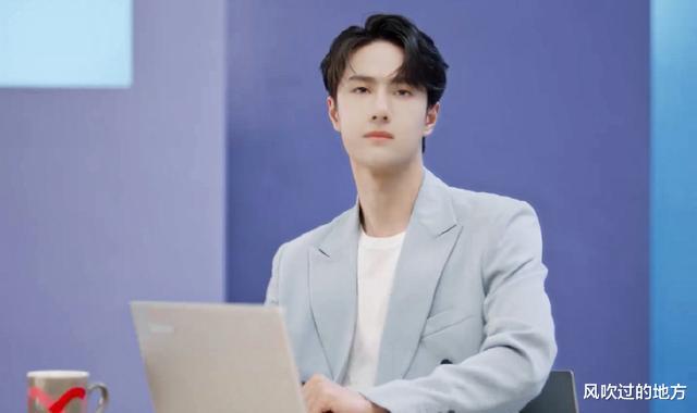 王一博|王一博的粉丝无处不在，众多合影中，一个举动让人羡慕不已