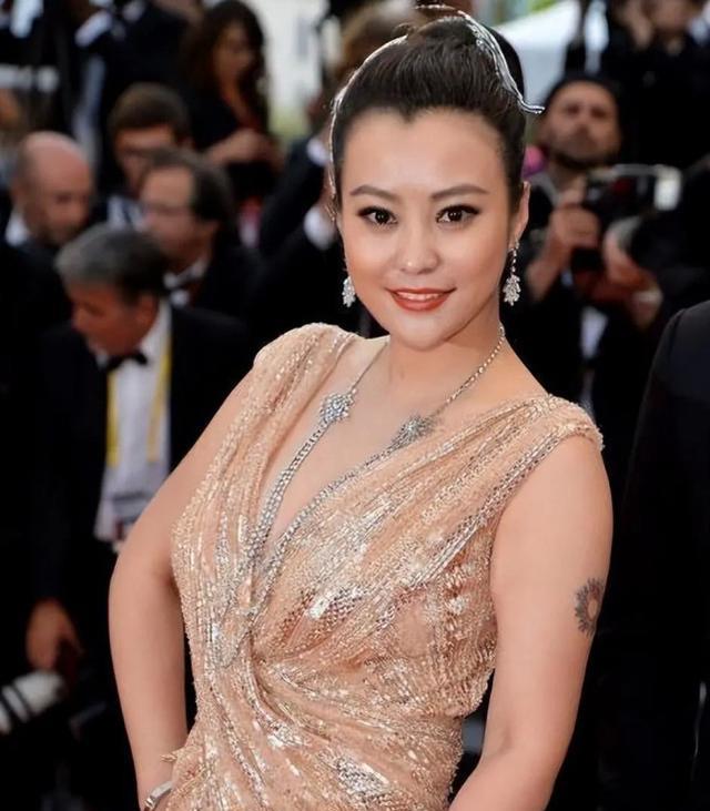 郝蕾|郝蕾暴瘦了！经历两段失败婚姻她，新男朋友的为人受到质疑