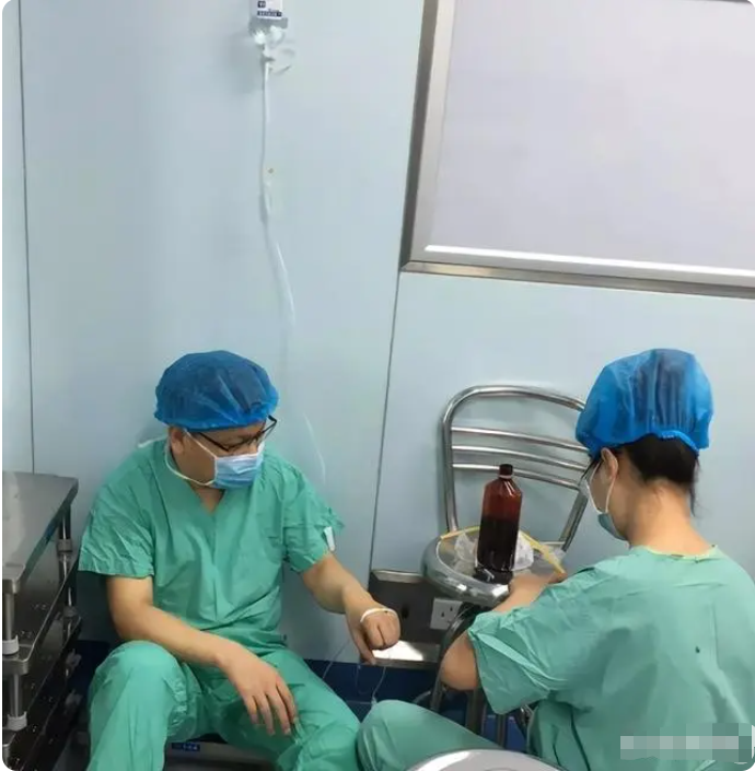 “不要再道德绑架了”,阳性医生哽咽发声,不想带病上岗想休息