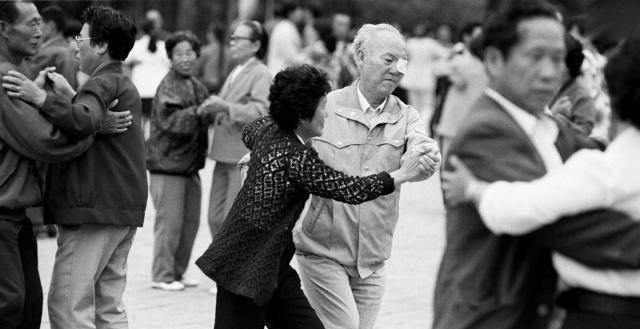 80年代的广场舞有多火?广场舞大妈“鼻祖”的舞姿让我五体投地