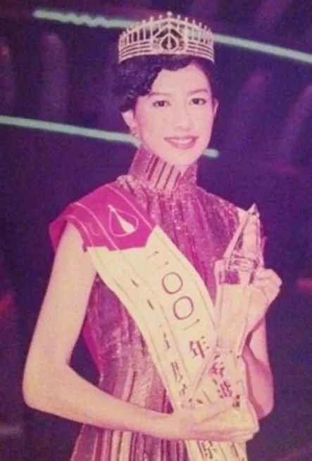 香港小姐|“风光不再”的港姐窘况：有人抵押皇冠还巨债，还有人菜市场摆摊