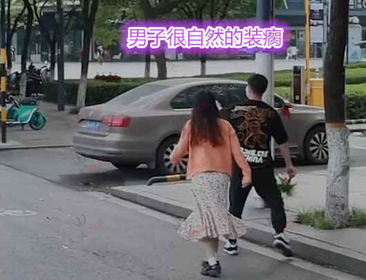 女子被不喜欢的男子表白装瞎,手机被抢后求帮忙,男子马上装瘸