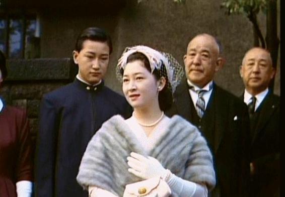 柳岩|美智子对三位孙女有偏爱，合影中肢体语言透露一切，难怪真子远离