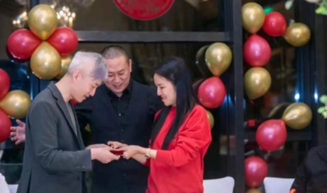 管彤|央视主持人管彤9岁爱子假期体验送快递艰辛，获赞三观正