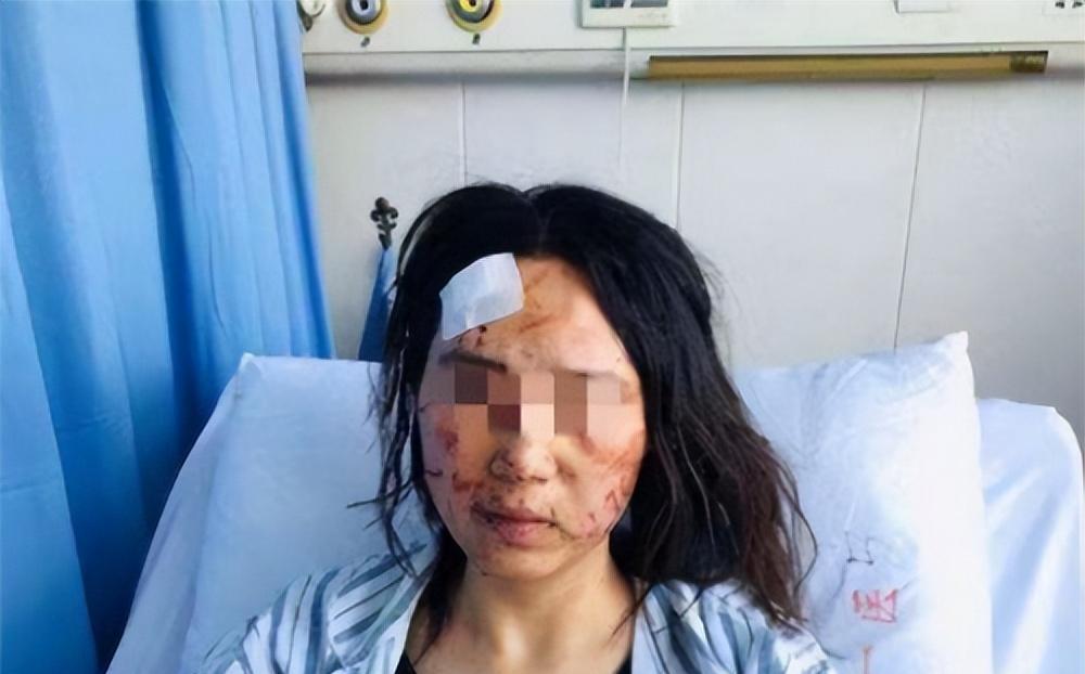 19年,温州富家女遭丈夫当街殴打抹粪,娘家:退还200万嫁妆滚蛋