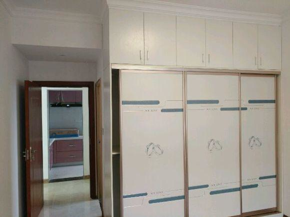 新房刚装修好,客人说我家装了非主流电视背景墙,气得不行!