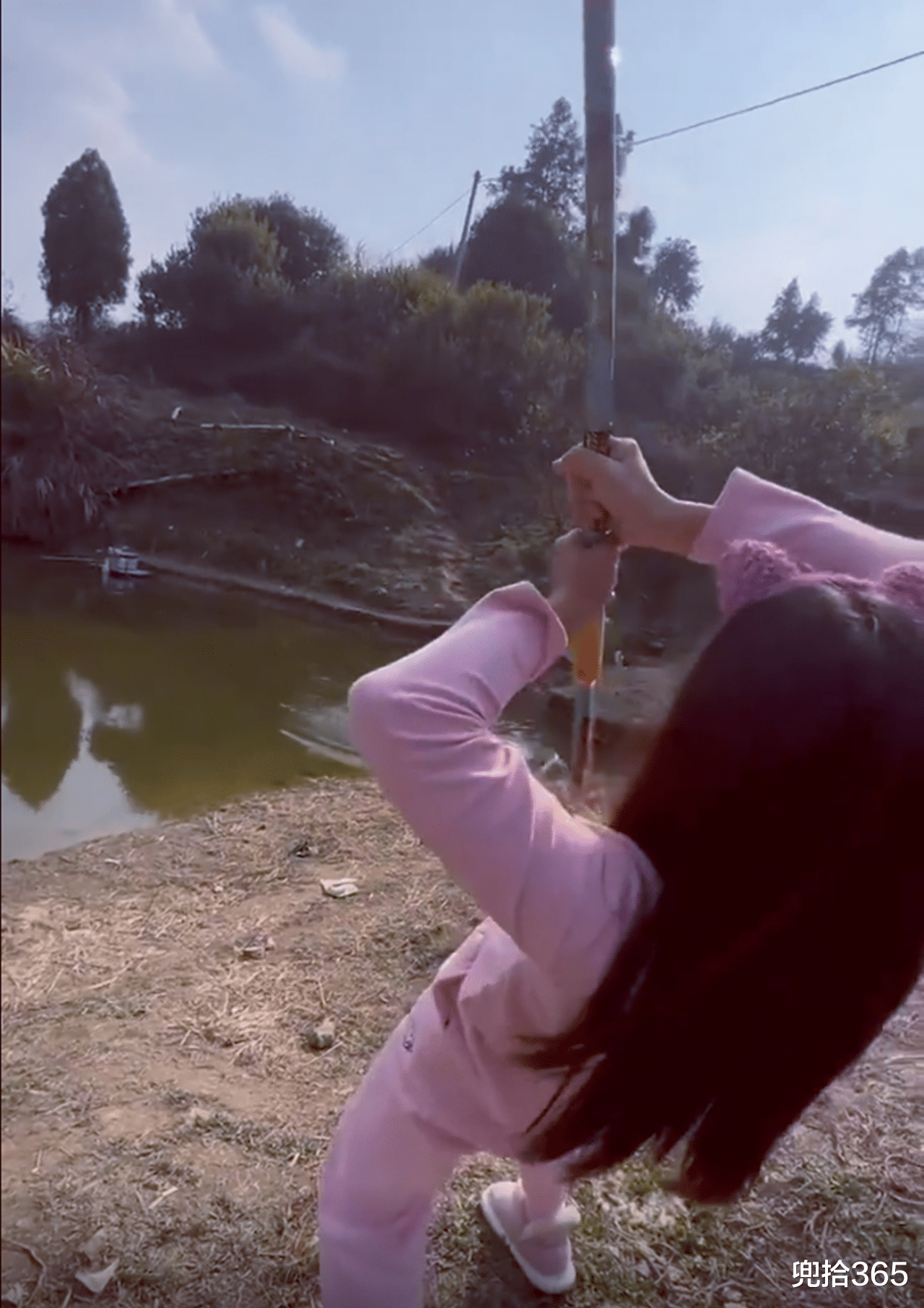 钓鱼|女钓友盘黑坑,意外收获50斤巨物累到瘫痪!网友:钓鱼界的穆桂英