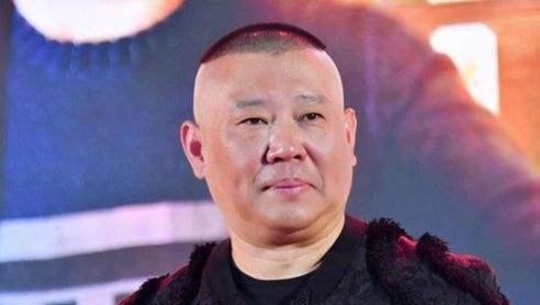 怎么回事?孟鹤堂游玩被路人拍照,秦霄贤买烧烤“惨遭”网友调侃
