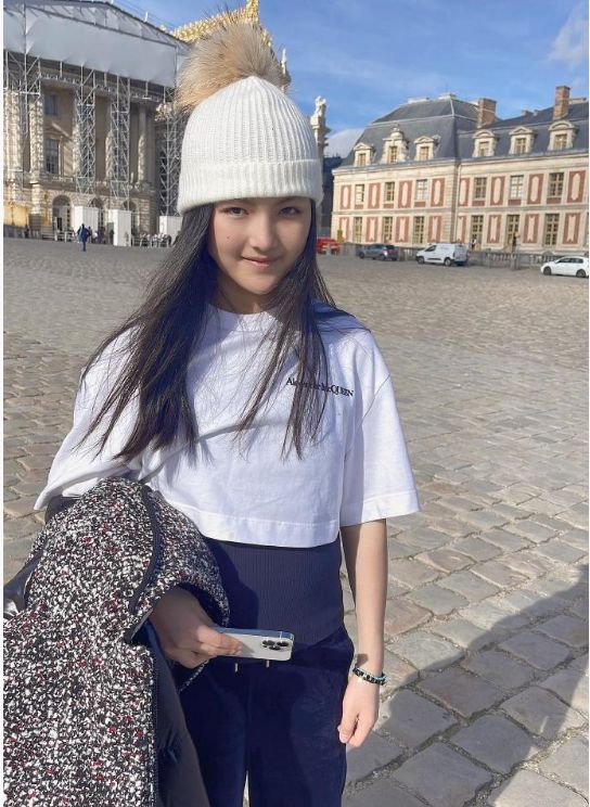 王诗龄|13岁王诗龄罕见晒自拍，与妈妈国外商场购物，一只手提包超七千元