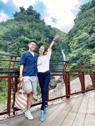 朱孝天变成油腻大叔！邋遢发型和大肚腩，和老婆站一起像父女！