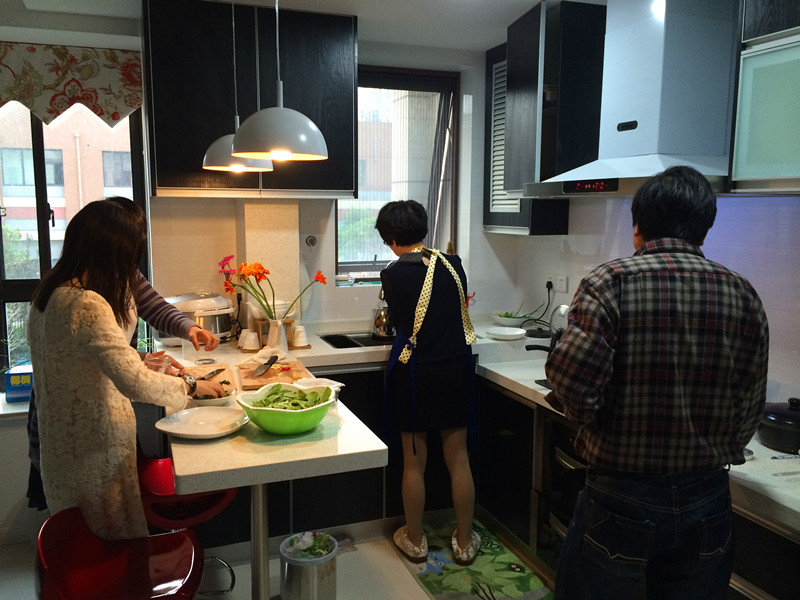 开着油烟机能不能“开窗”?原来我们一直都在做错,难怪厨房又油又腻