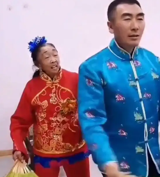 李玉成|85岁马玉琴和小32岁老公商演,旁若无人对嘴亲,网友:真下得去嘴