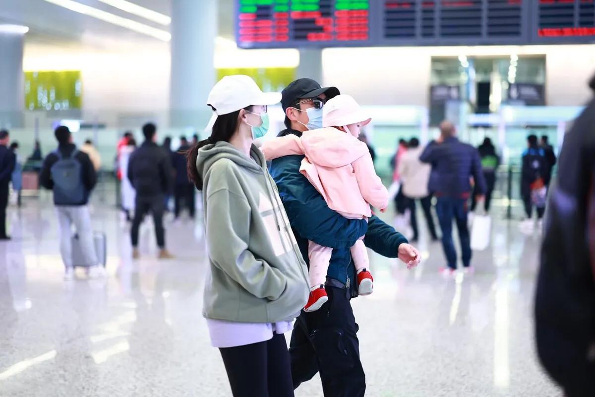 苗苗|郑恺苗苗一家三口同框温馨幸福，1岁女儿打扮粉嫩，侧颜软萌可爱