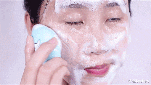明星 洗脸学问也那么大?女明星各出奇招,佘诗曼用冰水,热巴用温牛奶
