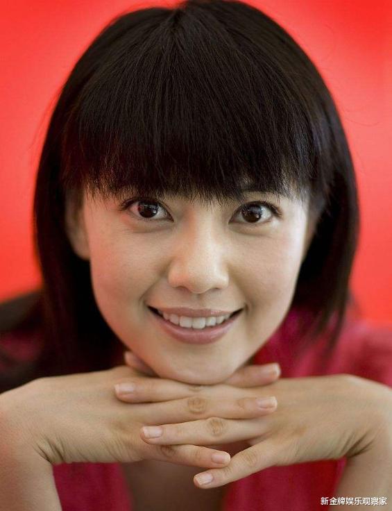 大S|42岁高圆圆近照不走清纯范儿，当辣妈挑战露脐装，大红唇很抢镜