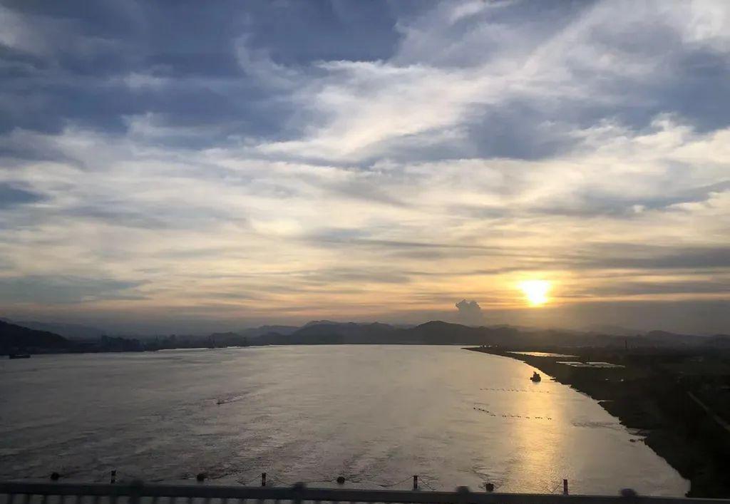 椒江90后的年轻人,在后座睡着了,醒来的时候,已经躺在了医院里