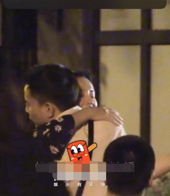 董洁|董洁深夜素颜参加饭局,与男子亲密拥抱,主动抚摸对方肩膀