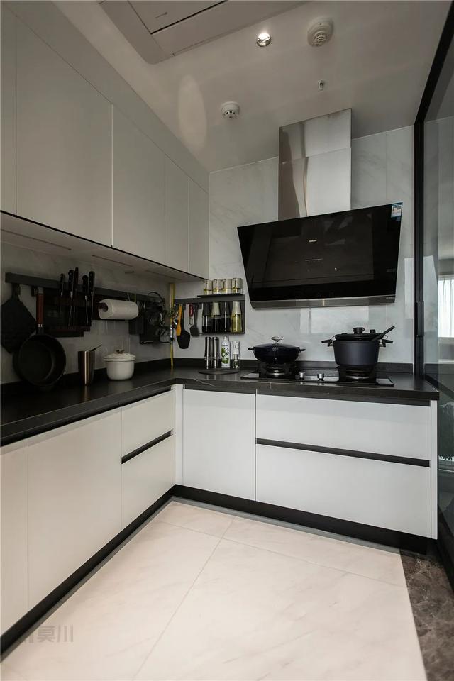 177㎡现代艺术宅,玻璃隔墙通透大气,电视墙的隐形门也很高级