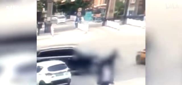 山东济宁,女子将车辆交给醉酒男子,下车后却惨遭碾压当场身亡
