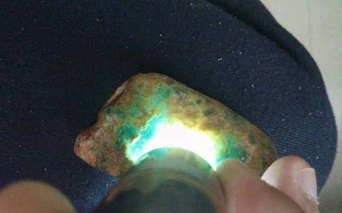 翡翠|关于翡翠原石：为何有人喜欢用强光手电筒来观察呢？原来如此！