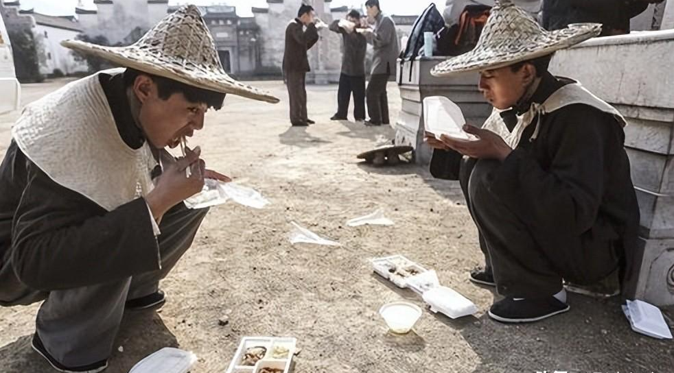 横店|横店20万群演现状:美女遍地都是,不是人人都可以成名!