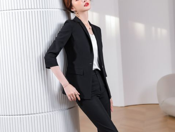 纪检|套装，被许多女性称为“职业女装”，但并非只限于职业女性的着装