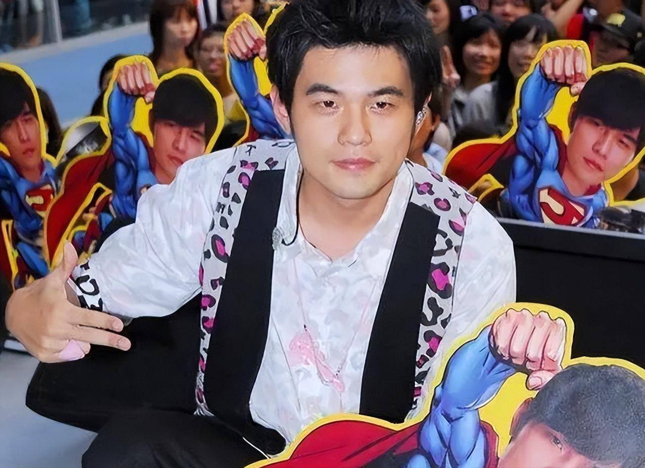 周杰伦 要开演唱会了么？周杰伦分享自拍晒减肥效果，问大家瘦吗 ！