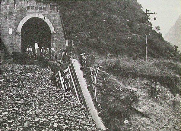 因暴雨泥石流导致的特大列车事故,1981年成昆铁路列车坠桥事故
