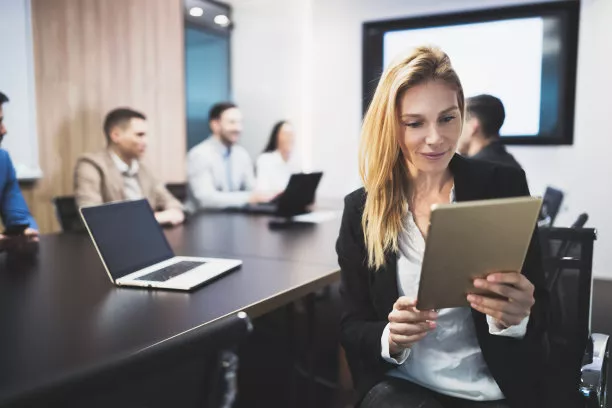 退休|那么当遇到比你赚得更多钱的人的时候,你是否会考虑提高你的工作待遇