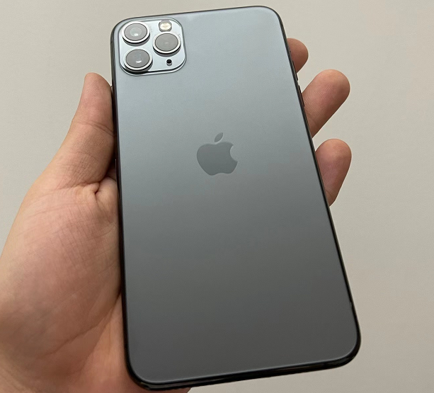 这台iPhone11Pro Max商家称仅换过电池，网友却发现是华强北翻新机！