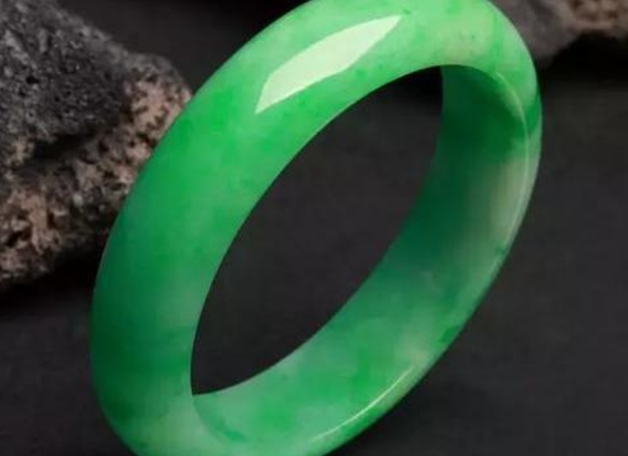 翡翠手镯戴久了会发黄，怎么去保养？才能让其越戴越亮