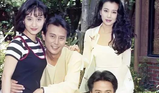 萧蔷|53岁萧蔷穿金色礼服走秀，大秀火辣身材，丰满胸部十分抢镜