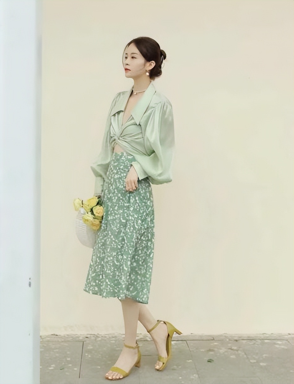 穿凉鞋的季节又到了，什么凉鞋配什么下装，穿对了“整容级”好看