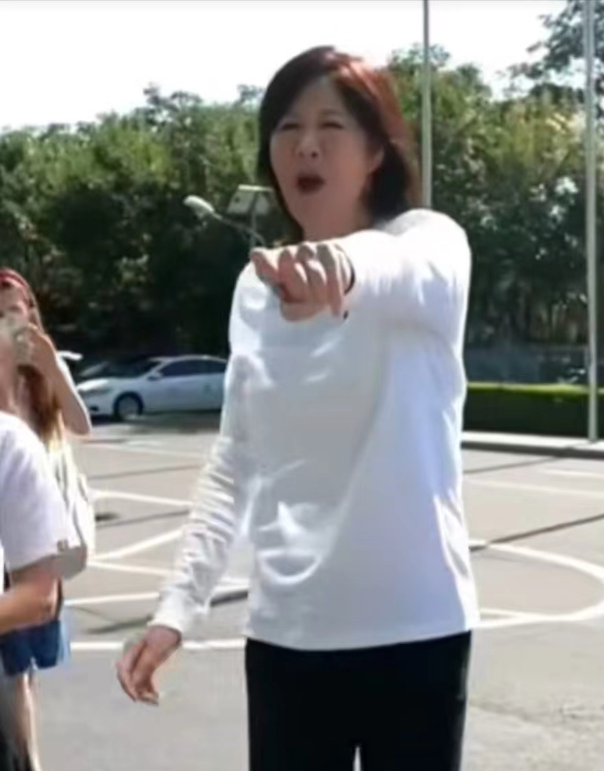 郎平|62岁郎平公开亮相！迷恋钓鱼与坚持健身，一头黑发+化淡妆状态佳